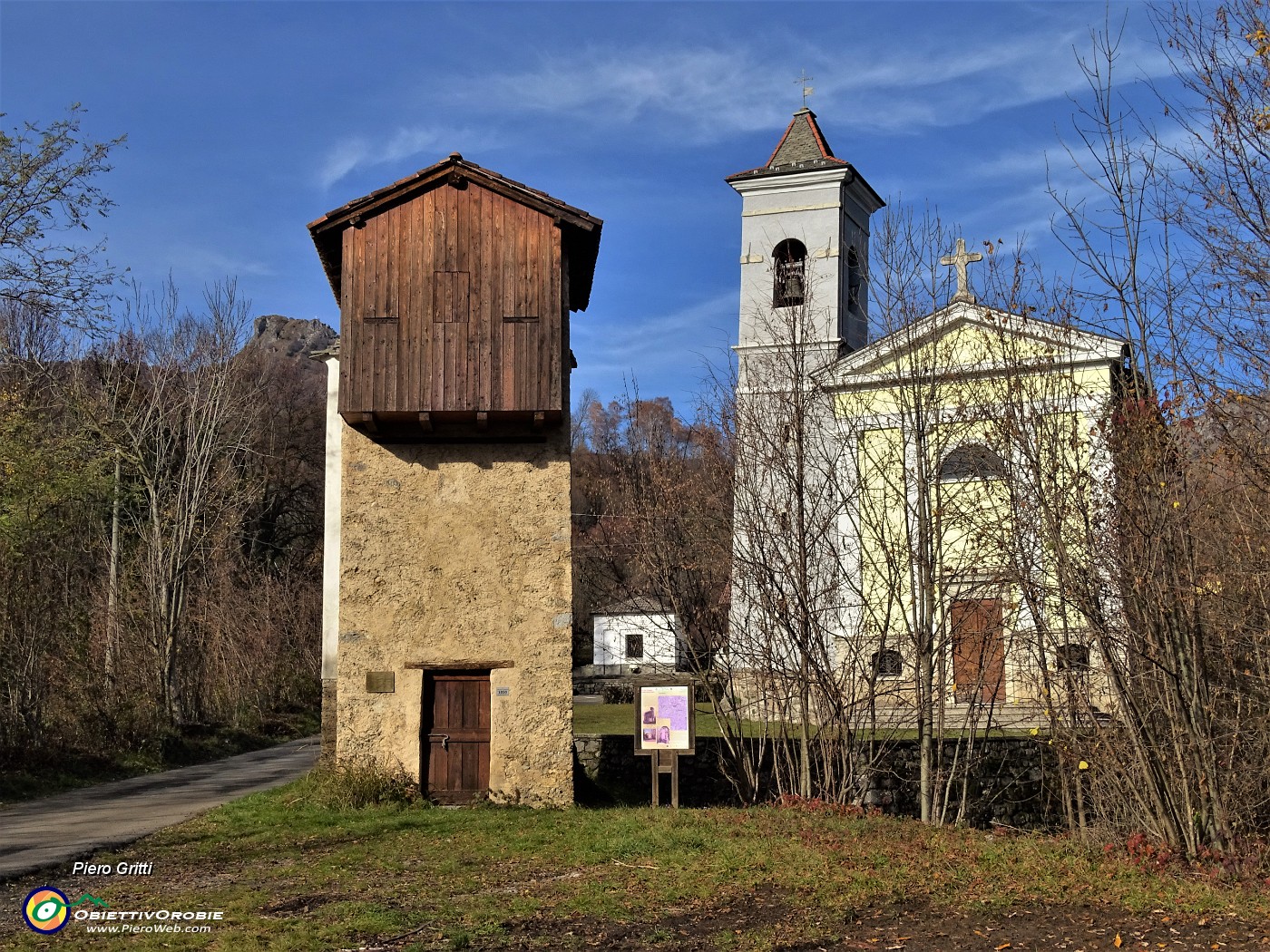 08 Salendo a Reggetto in auto Chiesa storica di San Bartolomeo con vista sul Corno Zuccone (a sx-angolo in alto).JPG